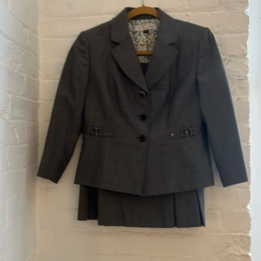 Tahari suit 6P